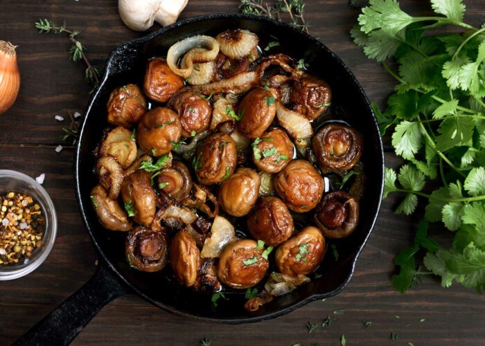 cooked-mushrooms-in-cast-iron-pan-KRV2KA7.jpg